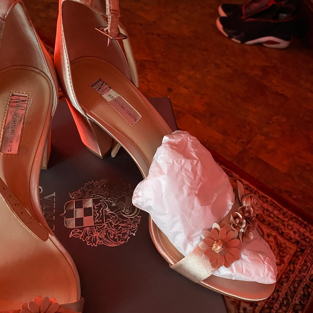 Vince camuto beige sandals in size 10.